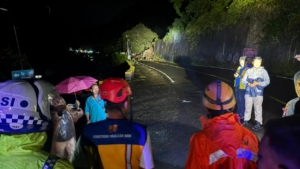 Material Longsor, Lumpuhkan Jalur Utama Ponorogo 