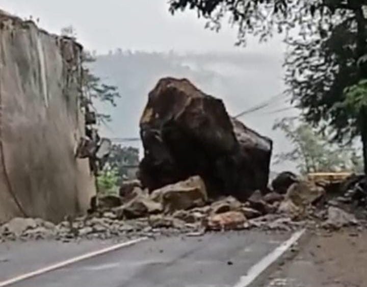 Longsoran Batu Besar Masih Tutupi Jalur Utama Trenggalek – Ponorogo 