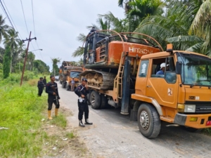 Bersenjata Lengkap, 3 Pleton Brimob Kawal Ketat Evakuasi Ekskavator Tambang Emas Ilegal Tapsel-Madina