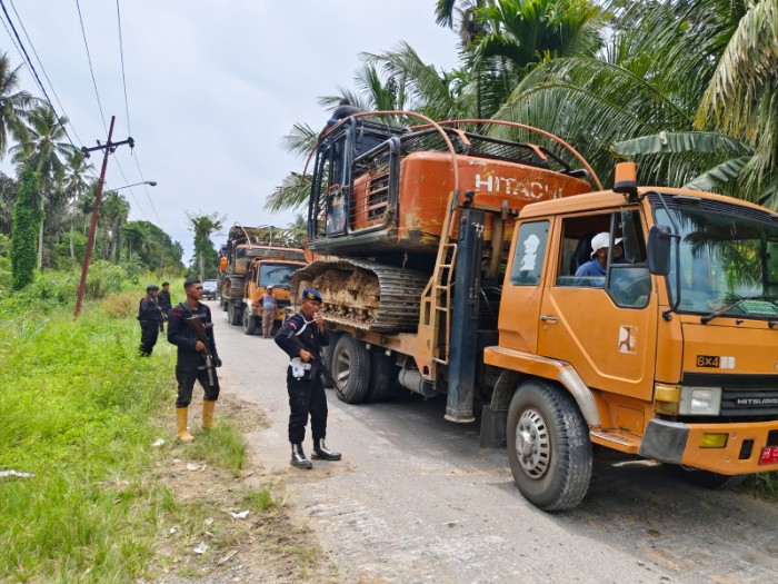 Bersenjata Lengkap, 3 Pleton Brimob Kawal Ketat Evakuasi Ekskavator Tambang Emas Ilegal Tapsel-Madina