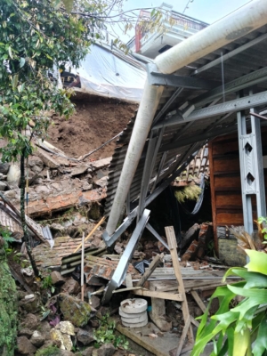 Hujan Deras di Magetan Akibatkan Rumah Ambrol dan Lukai Pemiliknya