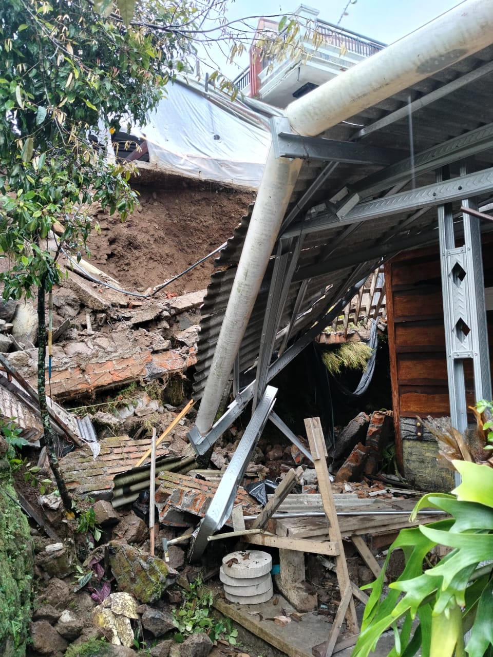 Hujan Deras di Magetan Akibatkan Rumah Ambrol dan Lukai Pemiliknya