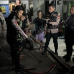 Empat pemuda diduga hendak tawuran diamankan Tim Patroli Perintis Presisi Polda Metro Jaya di Kampung Mekarsari, Jakarta Timur. Polisi menyita 12 senjata tajam. (Foto: RN/HO-Humas Polda Metro Jaya)