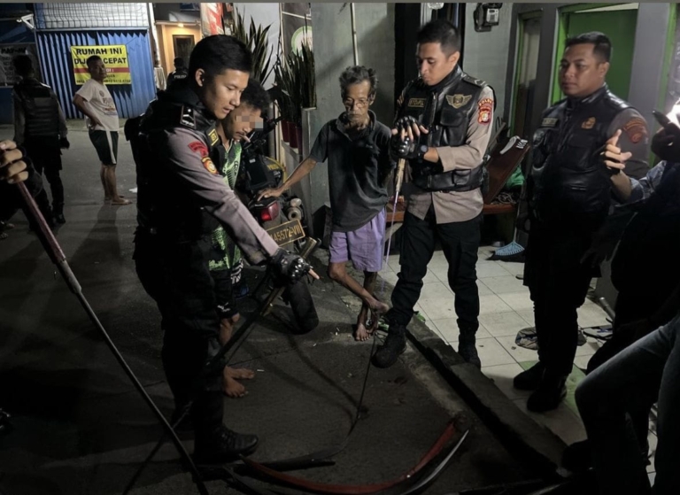Empat pemuda diduga hendak tawuran diamankan Tim Patroli Perintis Presisi Polda Metro Jaya di Kampung Mekarsari, Jakarta Timur. Polisi menyita 12 senjata tajam. (Foto: RN/HO-Humas Polda Metro Jaya)