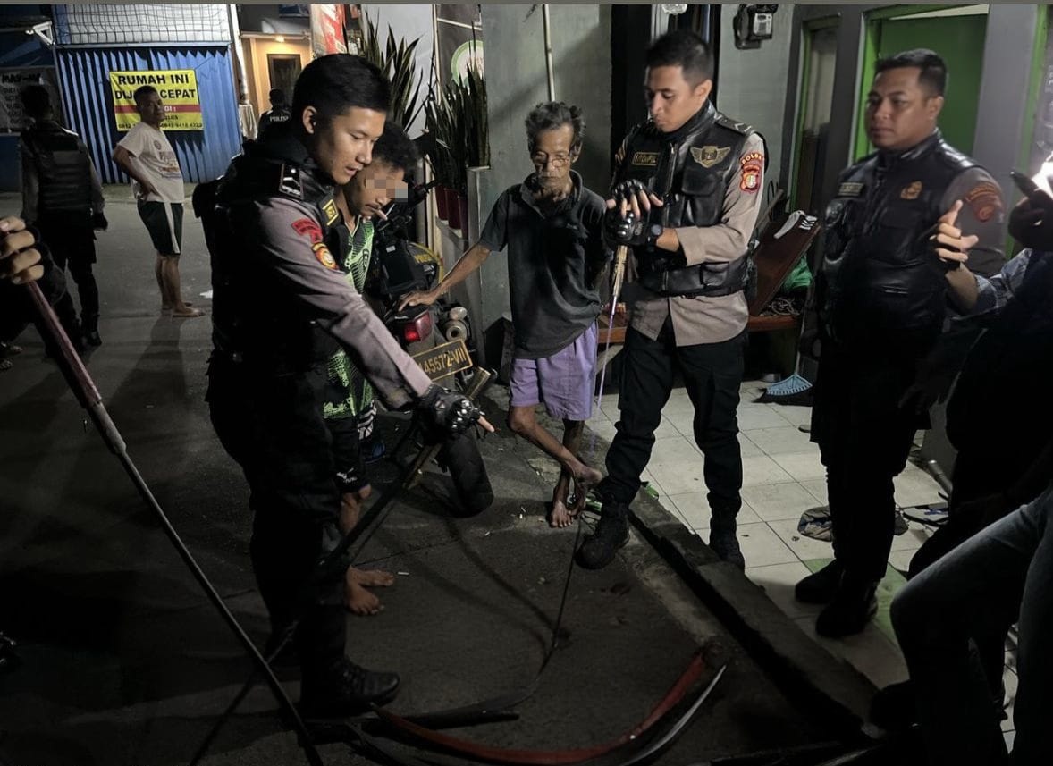 Empat pemuda diduga hendak tawuran diamankan Tim Patroli Perintis Presisi Polda Metro Jaya di Kampung Mekarsari, Jakarta Timur. Polisi menyita 12 senjata tajam. (Foto: RN/HO-Humas Polda Metro Jaya)