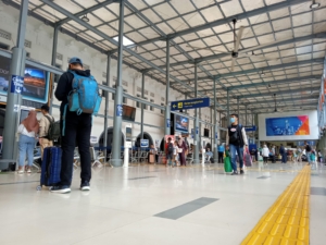Suasana pemudik di Stasiun Pasarsenen, Jakarta Pusat. (Foto: RN/Tama)