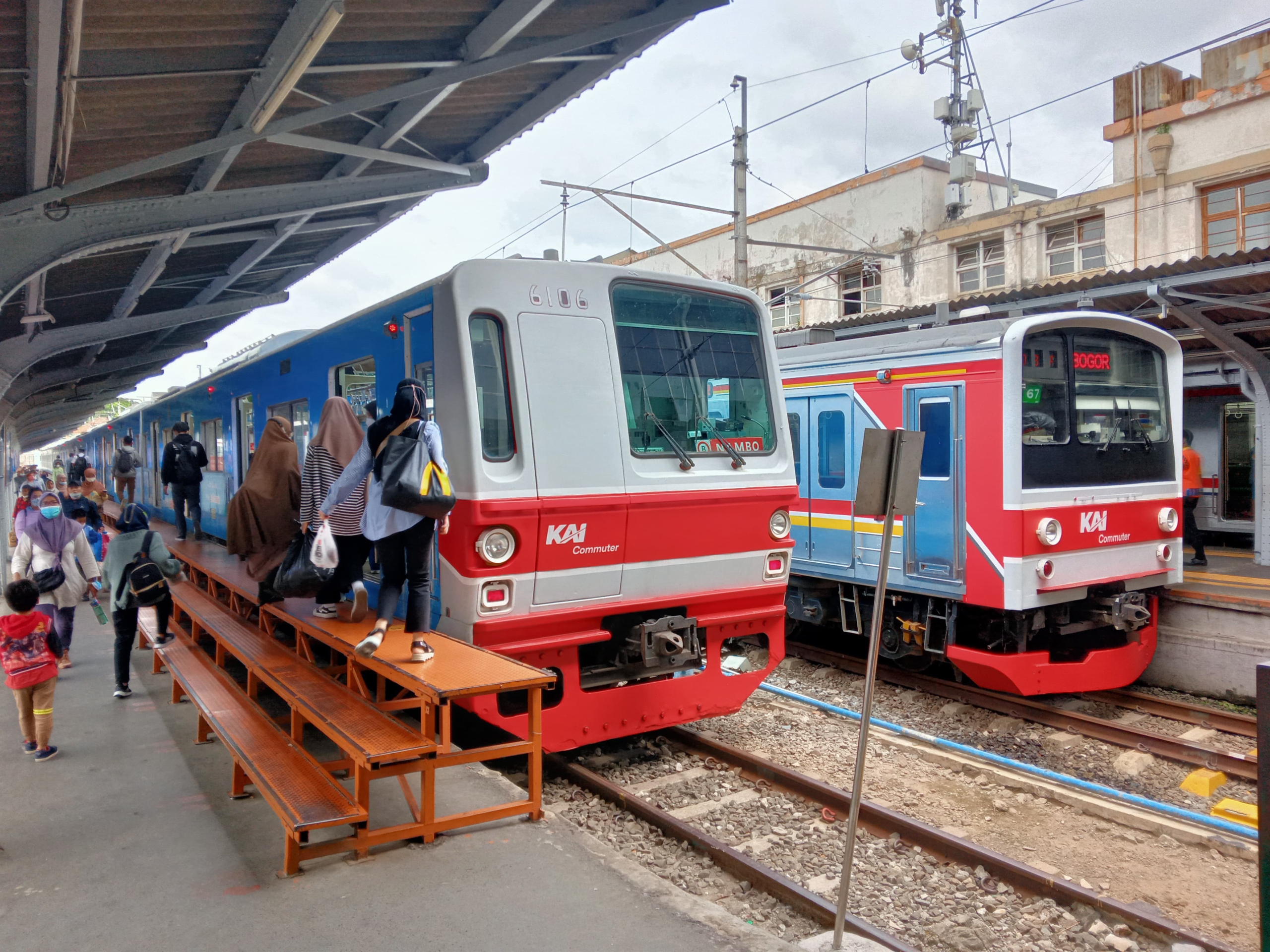 KAI Commuter menambah perjalanan kereta saat Lebaran 2026 hingga 1.065 perjalanan per hari untuk mengantisipasi lonjakan penumpang di Jabodetabek. (Foto: RN/Tama)