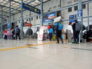 Jumlah penumpang kereta api jarak jauh dari Jakarta meningkat tajam jelang Lebaran 2026. Pada H-7, keberangkatan mencapai 49.895 orang dari wilayah KAI Daop 1 Jakarta. (Foto: RN/Tama)