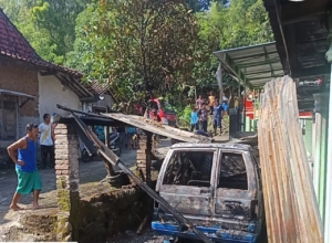 Lebaran Tinggal Menghitung Hari, Mobil Warga Terbakar di Magetan