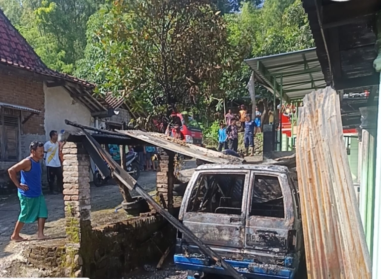 Lebaran Tinggal Menghitung Hari, Mobil Warga Terbakar di Magetan