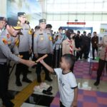 Kapolda Metro Jaya Bagikan Cokelat di Ruang Ramah Anak Terminal Pulogebang