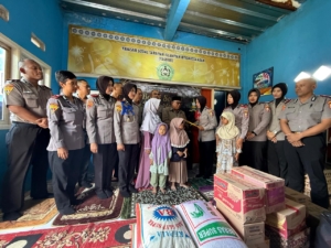 Siswa SIP Angkatan 55 Polda Jawa Tengah menggelar bhakti sosial di Yayasan Tarbiyah Islamiyah Ibtidaussa’adah Sukabumi dengan menyalurkan bantuan dan memberi motivasi bagi anak-anak binaan. (Ist)