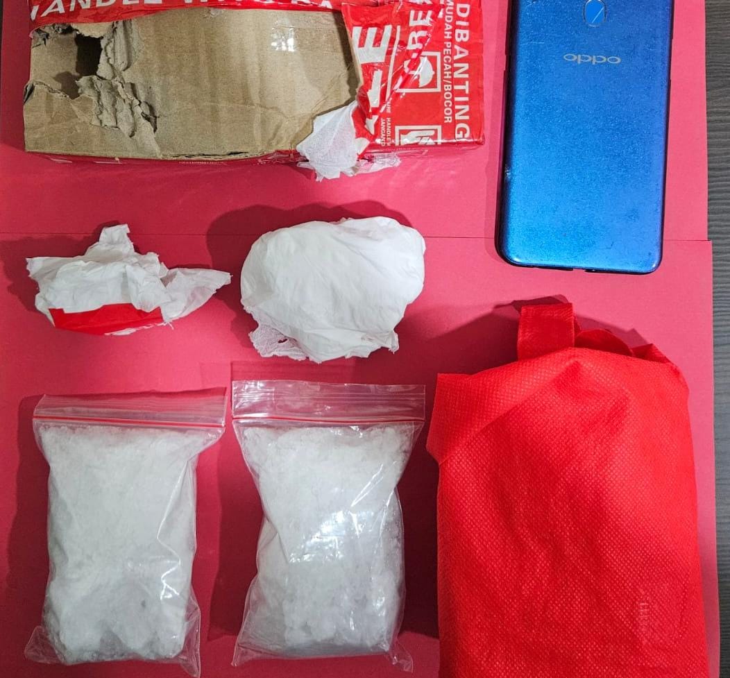 Polresta Banyumas menangkap kurir sabu asal Jakarta Barat di Stasiun Purwokerto. Polisi menyita dua paket sabu seberat total 200 gram. (Foto: RN/Kus)