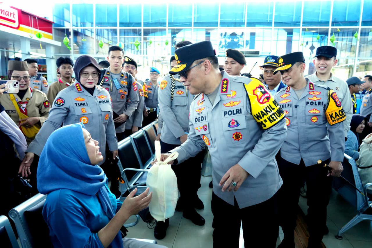 Wakapolri Komjen Pol Dedi Prasetyo saat meninjau Pos Pengamanan di Pelabuhan Bakauheni, Lampung, Selasa (17/3/2026). (Foto: RN/HO-HUMAS POLRI)
