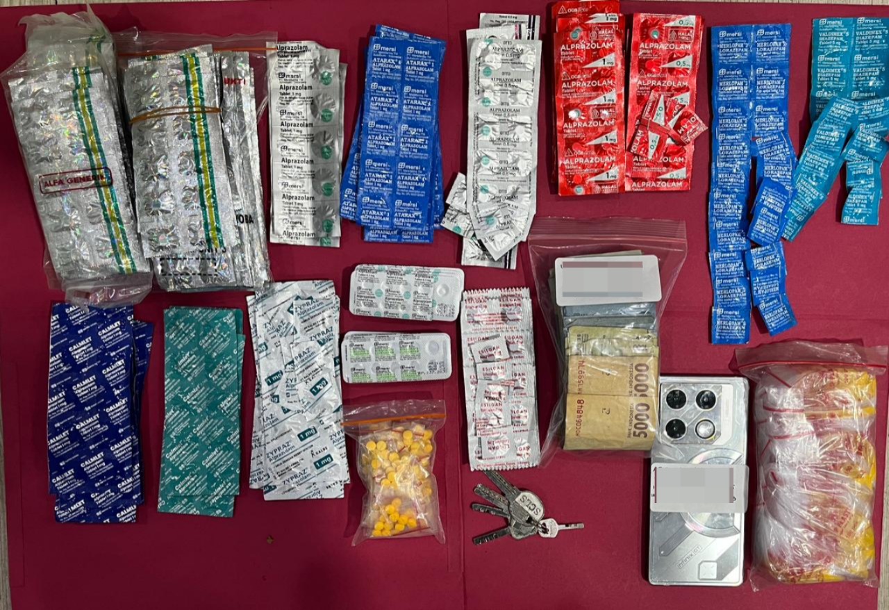 Polda Metro Jaya menggagalkan peredaran 1.477 butir obat keras di Pancoran, Jakarta Selatan. Seorang pria ditangkap beserta barang bukti. (Ist)