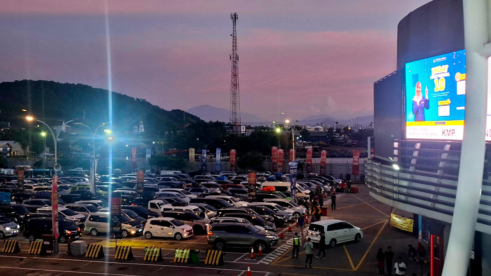Suasana pemudik di Dermaga Eksekutif Pelabuhan Merak, Rabu (18/3/2026). Puncak arus mudik Lebaran 2026 di Pelabuhan Merak, 26.456 kendaraan menyeberang ke Sumatra. Simak data terbaru dan imbauan resmi. (Foto: RN/Djung)