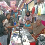 Lapak baju murah “Fiki Mode Serba 35” di Ajibarang, Banyumas, diserbu warga jelang Idulfitri. Harga mulai Rp10.000, penjualan naik hingga 70 persen. (Foto: RN/Kus)