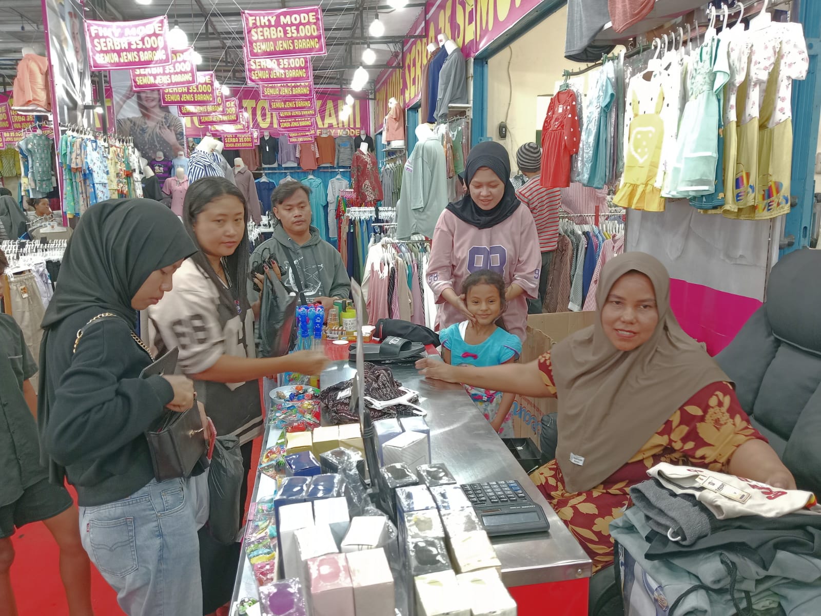 Lapak baju murah “Fiki Mode Serba 35” di Ajibarang, Banyumas, diserbu warga jelang Idulfitri. Harga mulai Rp10.000, penjualan naik hingga 70 persen. (Foto: RN/Kus)