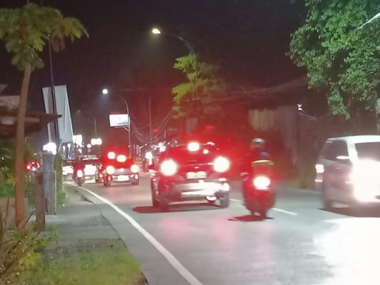 Arus balik dari Banyumas menuju Jakarta memuncak lebih awal. Kepadatan dipicu lonjakan kendaraan dan aktivitas wisata di Ajibarang pada hari kedua Lebaran. (Foto: RN/Kus)