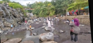 Lonjakan pengunjung terjadi di Lokawisata Baturraden saat libur Lebaran. Wisata alam, kuliner khas, dan tiket terjangkau jadi daya tarik utama. (Foto: RN/Kus)