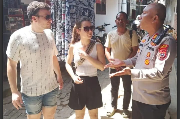 Polisi meningkatkan patroli Operasi Ketupat di Bukit Lawang, Langkat. Pengamanan dilakukan untuk memastikan keselamatan wisatawan selama libur Lebaran. (Foto: RN/Irfan Poerba)