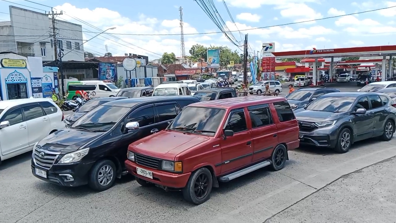 Kemacetan parah terjadi saat arus balik Lebaran di Ajibarang Banyumas. Volume kendaraan menuju Jakarta meningkat sejak Senin sore. (Foto: RN/Kus)