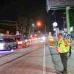 Arus balik Lebaran 2026 terjadi lebih awal di Ajibarang, Banyumas. Lonjakan kendaraan menuju Jakarta menyebabkan kemacetan panjang, polisi terapkan rekayasa lalu lintas buka-tutup. (Foto: RN/Kus)