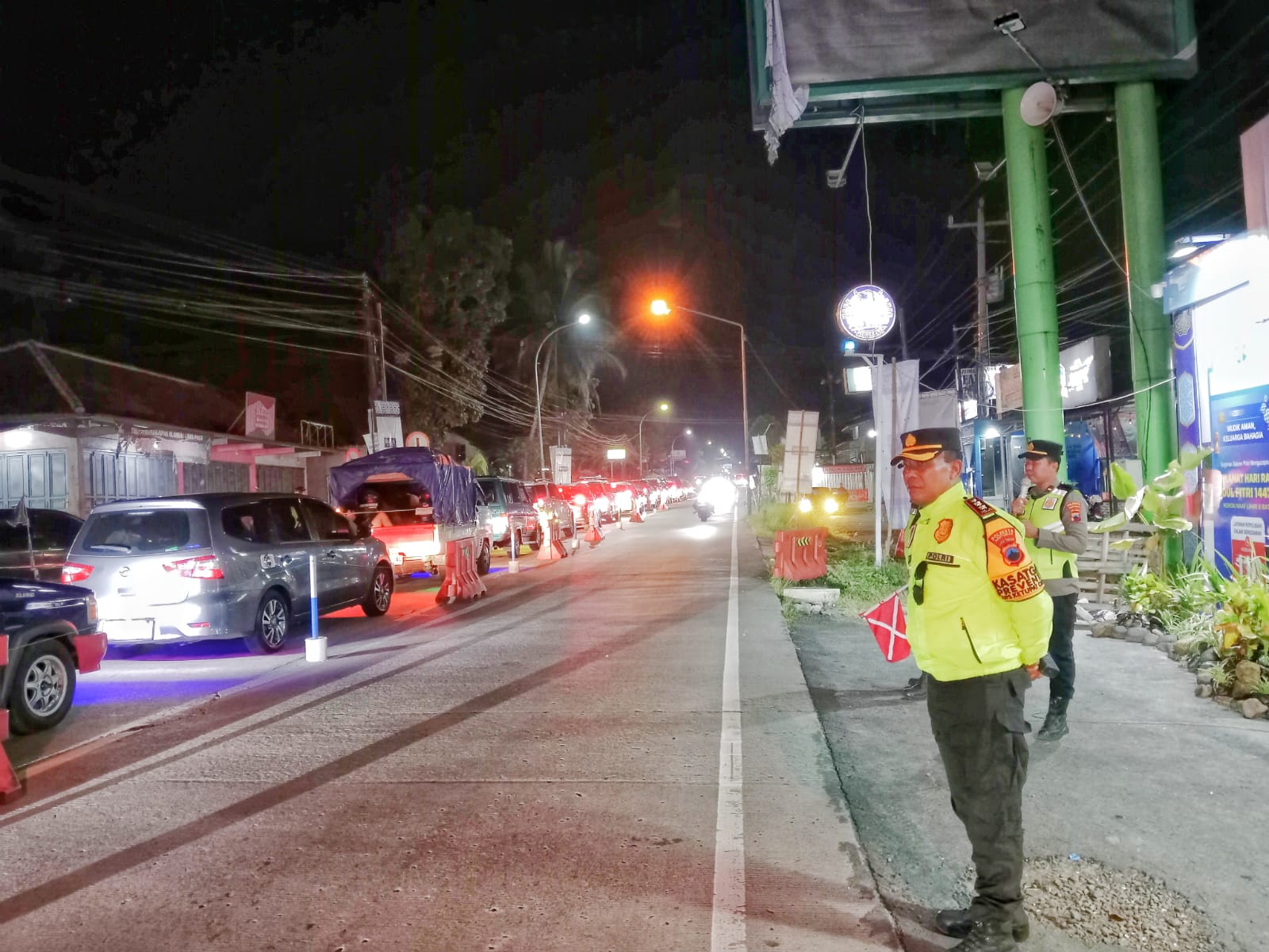 Arus balik Lebaran 2026 terjadi lebih awal di Ajibarang, Banyumas. Lonjakan kendaraan menuju Jakarta menyebabkan kemacetan panjang, polisi terapkan rekayasa lalu lintas buka-tutup. (Foto: RN/Kus)