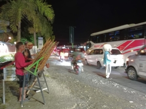Aksi pemuda memainkan musik thek-thek di Ajibarang menghibur pemudik yang terjebak macet saat arus balik Lebaran, menghadirkan suasana hangat di tengah kepadatan jalan. (Foto: RN/Kus)