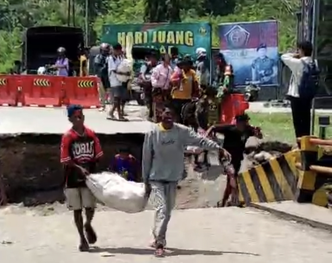 Jembatan di Jalan Timor Raya Putus, Arus Lalu Lintas Tersendat