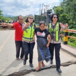 Viral Dua Polwan Polda NTT Tuntun Ibu Hamil 9 Bulan Melintas Jembatan Putus