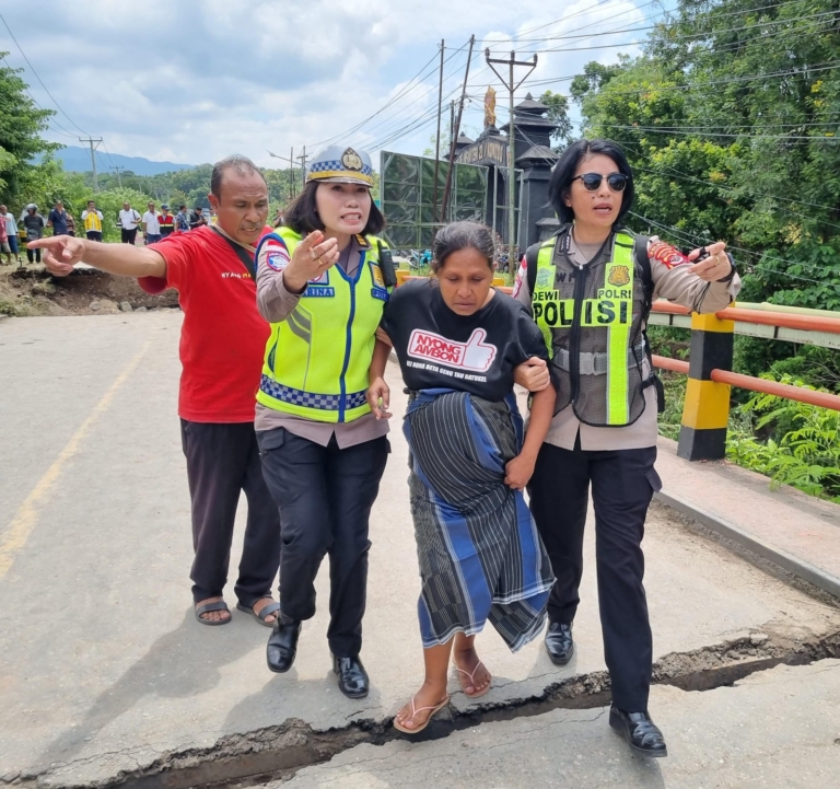 Viral Dua Polwan Polda NTT Tuntun Ibu Hamil 9 Bulan Melintas Jembatan Putus