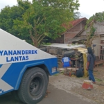 Truk bermuatan es kristal mundur tak terkendali di Purwokerto Selatan, Banyumas, hantam rumah warga dan sepeda motor. Tidak ada korban jiwa. (Foto: RN/Kus)