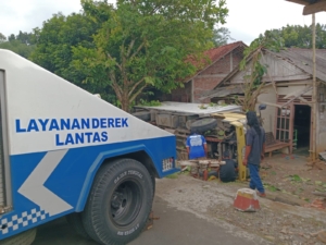 Truk bermuatan es kristal mundur tak terkendali di Purwokerto Selatan, Banyumas, hantam rumah warga dan sepeda motor. Tidak ada korban jiwa. (Foto: RN/Kus)