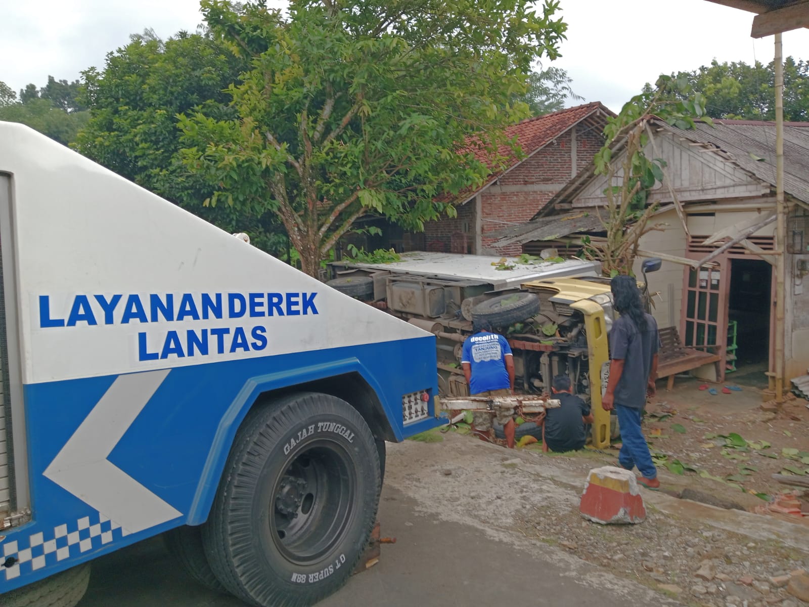Truk bermuatan es kristal mundur tak terkendali di Purwokerto Selatan, Banyumas, hantam rumah warga dan sepeda motor. Tidak ada korban jiwa. (Foto: RN/Kus)
