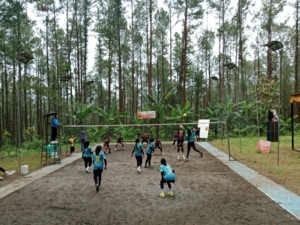 Turnamen voli putri di Bukit Watu Kumpul, Banyumas, dimanfaatkan sebagai strategi promosi wisata Desa Petahunan sekaligus menggerakkan ekonomi masyarakat lokal. (Foto: RN/Kus)