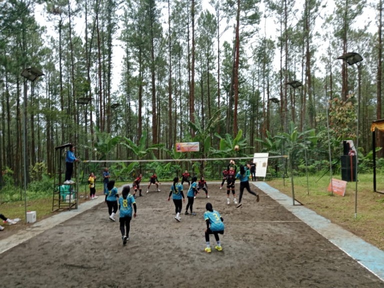 Turnamen voli putri di Bukit Watu Kumpul, Banyumas, dimanfaatkan sebagai strategi promosi wisata Desa Petahunan sekaligus menggerakkan ekonomi masyarakat lokal. (Foto: RN/Kus)