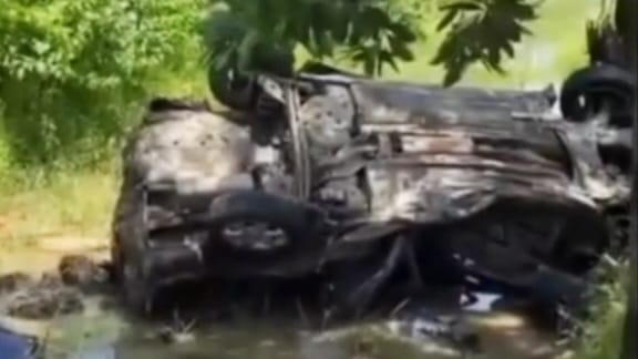 KA Motis Selatan tertemper mobil di perlintasan sebidang Cilacap menyebabkan keterlambatan 97 menit. Pengendara luka serius, KAI soroti minimnya penjagaan. (Foto: RN/Kus)