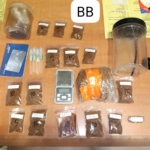 Polda Metro Jaya mengungkap produksi dan peredaran tembakau sintetis 341 gram di Jakarta Selatan. Satu tersangka ditangkap, barang bukti dan alat produksi disita polisi. (Foto: RN/HO-Ditresnarkoba Polda Metro Jaya)