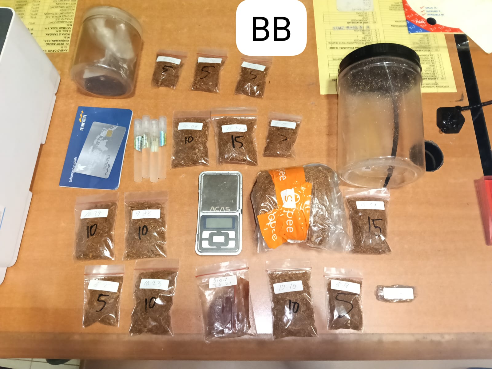 Polda Metro Jaya mengungkap produksi dan peredaran tembakau sintetis 341 gram di Jakarta Selatan. Satu tersangka ditangkap, barang bukti dan alat produksi disita polisi. (Foto: RN/HO-Ditresnarkoba Polda Metro Jaya)