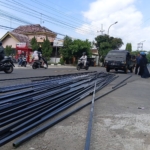Hindari Tabrakan, Ratusan Pipa Baja Berserakan di Jalan Raya Terlempar dari Pikap