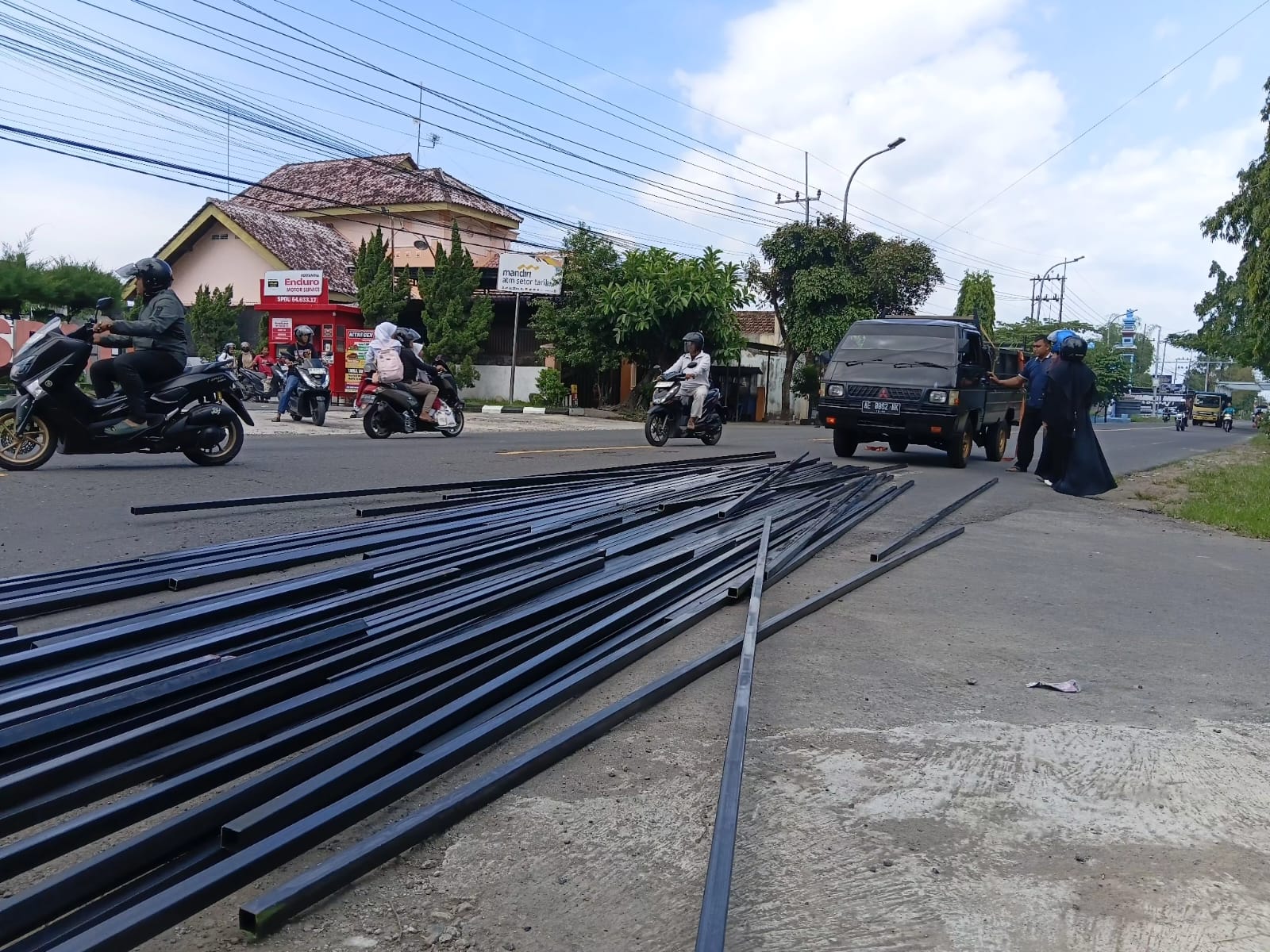 Hindari Tabrakan, Ratusan Pipa Baja Berserakan di Jalan Raya