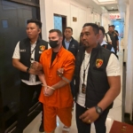 Buron Interpol asal Inggris, Steven Lyons, ditangkap di Bandara Ngurah Rai Bali. Polisi ungkap keterlibatan jaringan kejahatan lintas negara dan proses deportasi segera dilakukan. (Foto: RN/HO-Humas Polri)