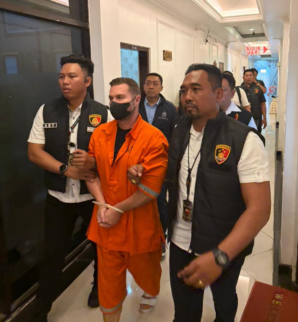 Buron Interpol asal Inggris, Steven Lyons, ditangkap di Bandara Ngurah Rai Bali. Polisi ungkap keterlibatan jaringan kejahatan lintas negara dan proses deportasi segera dilakukan. (Foto: RN/HO-Humas Polri)