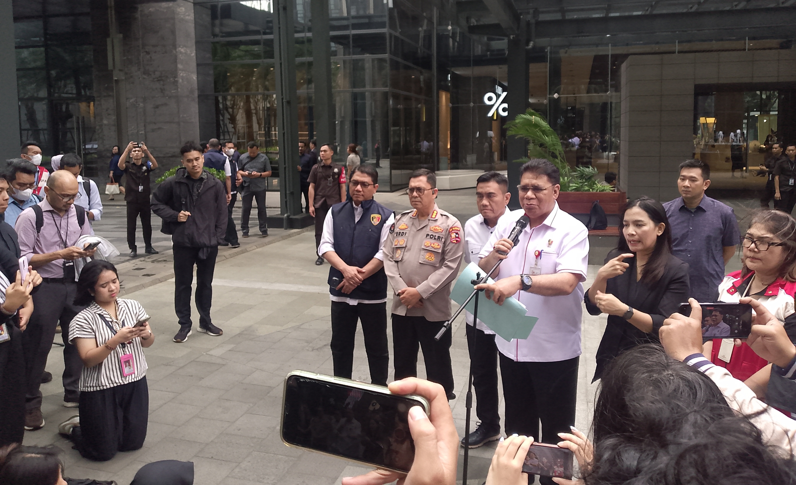 Direktur Eksekutif Penyidik Sektor Jasa Keuangan OJK, Daniel Bolly Hyronimus, menyatakan penggeledahan dilakukan untuk memperkuat proses hukum yang tengah berjalan. (Foto: RN/Tama)