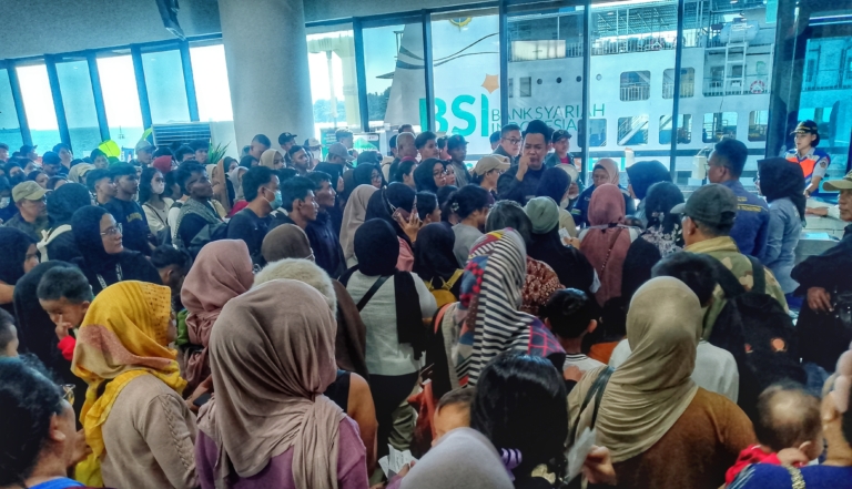 Puncak arus mudik H-2 Lebaran 2026 di Pelabuhan Merak dipadati pejalan kaki. Antrean panjang terjadi, penumpang tembus ribuan orang. (Foto: RN/Tama)