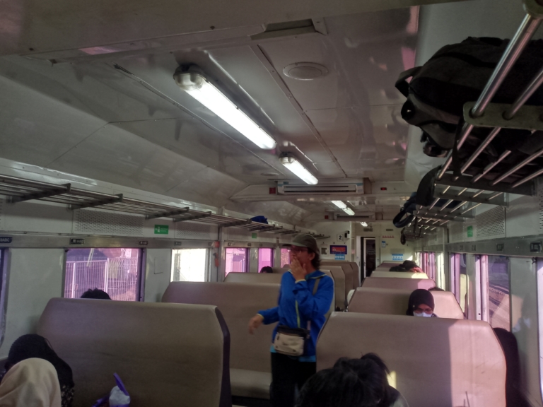 Suasana pemudik yang menggunakan KA. Commuter Lokal Merak. (Foto: RN/Tama)