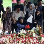 Isak Tangis dan Guyuran Hujan Iringi Pemakaman Vidi Aldiano di Tanah Kusir