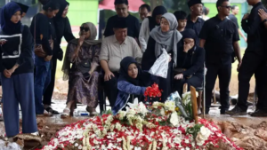 Isak Tangis dan Guyuran Hujan Iringi Pemakaman Vidi Aldiano di Tanah Kusir