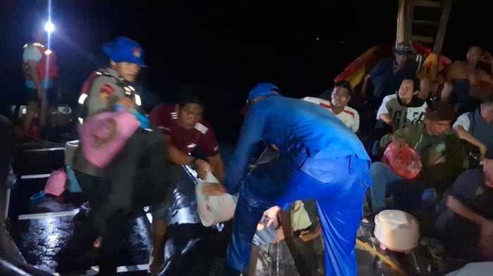 Kapal Wisata Berpenumpang 64 Orang Karam di Perairan Pulau Salah Namo